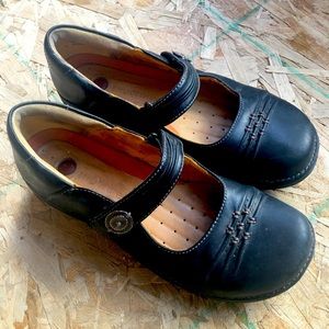 Beautiful, comfortable barely worn black leather mary janes.